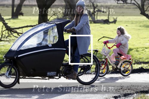 Vreeland 8 februari 2019
Inge Schrama op de bakfiets bij haar nieuwe huis in Vreeland.