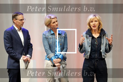 Enschede 26 februari 2019
Presentatie cast van Hanna van Hendrik met oa Huub Stapel en Johanna ter Steege. Presentatie is op vliegveld Twente.