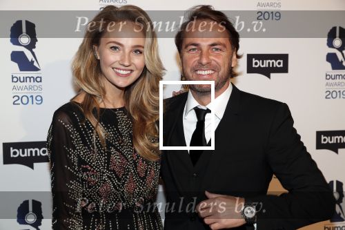 Hilversum 11 maart 2019
Uitreiking BUMA prijzen in studio 21. John Ewbank met Kelly Weekers Day Ewbank zijn zus en ouders.