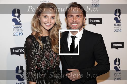 Hilversum 11 maart 2019
Uitreiking BUMA prijzen in studio 21. John Ewbank met Kelly Weekers Day Ewbank zijn zus en ouders.