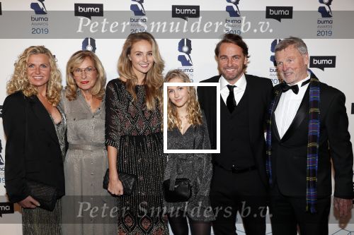 Hilversum 11 maart 2019
Uitreiking BUMA prijzen in studio 21. John Ewbank met Kelly Weekers Day Ewbank zijn zus en ouders.