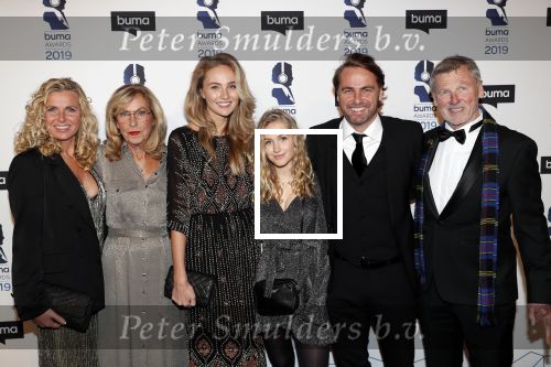 Hilversum 11 maart 2019
Uitreiking BUMA prijzen in studio 21. John Ewbank met Kelly Weekers Day Ewbank zijn zus en ouders.