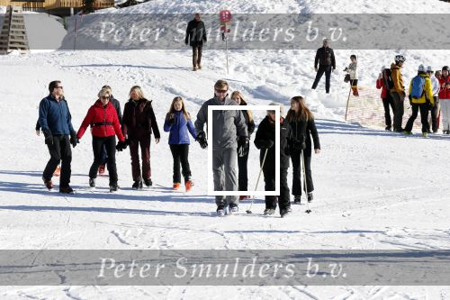 Lech 25 februari 2019
Koning Willem-Alexander, Koningin MÃ¡xima, Prinses Beatrix, Prins Constantijn, Prinses Laurentien en de prinsessen Amalia, Alexia en Ariane samen met Eloise, Leonore en Claus-Casimir tijdens de fotosessie tijdens de wintersportvakantie in Lech.