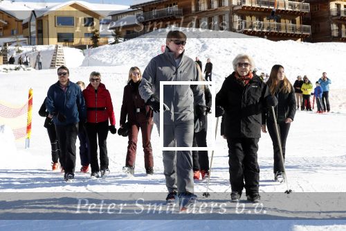 Lech 25 februari 2019
Koning Willem-Alexander, Koningin MÃ¡xima, Prinses Beatrix, Prins Constantijn, Prinses Laurentien en de prinsessen Amalia, Alexia en Ariane samen met Eloise, Leonore en Claus-Casimir tijdens de fotosessie tijdens de wintersportvakantie in Lech.