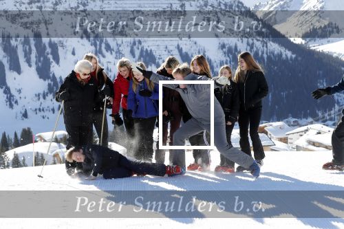 Lech 25 februari 2019
Koning Willem-Alexander, Koningin MÃ¡xima, Prinses Beatrix, Prins Constantijn, Prinses Laurentien en de prinsessen Amalia, Alexia en Ariane samen met Eloise, Leonore en Claus-Casimir tijdens de fotosessie tijdens de wintersportvakantie in Lech.