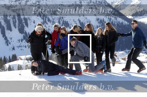 Lech 25 februari 2019
Koning Willem-Alexander, Koningin MÃ¡xima, Prinses Beatrix, Prins Constantijn, Prinses Laurentien en de prinsessen Amalia, Alexia en Ariane samen met Eloise, Leonore en Claus-Casimir tijdens de fotosessie tijdens de wintersportvakantie in Lech.