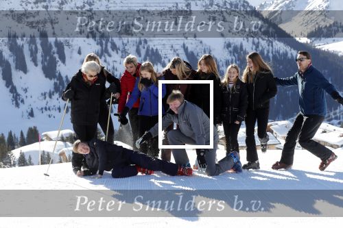 Lech 25 februari 2019
Koning Willem-Alexander, Koningin MÃ¡xima, Prinses Beatrix, Prins Constantijn, Prinses Laurentien en de prinsessen Amalia, Alexia en Ariane samen met Eloise, Leonore en Claus-Casimir tijdens de fotosessie tijdens de wintersportvakantie in Lech.