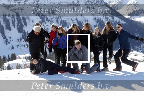 Lech 25 februari 2019
Koning Willem-Alexander, Koningin MÃ¡xima, Prinses Beatrix, Prins Constantijn, Prinses Laurentien en de prinsessen Amalia, Alexia en Ariane samen met Eloise, Leonore en Claus-Casimir tijdens de fotosessie tijdens de wintersportvakantie in Lech.