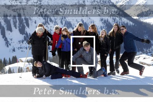 Lech 25 februari 2019
Koning Willem-Alexander, Koningin MÃ¡xima, Prinses Beatrix, Prins Constantijn, Prinses Laurentien en de prinsessen Amalia, Alexia en Ariane samen met Eloise, Leonore en Claus-Casimir tijdens de fotosessie tijdens de wintersportvakantie in Lech.