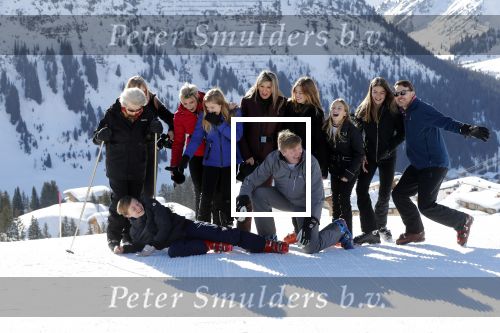 Lech 25 februari 2019
Koning Willem-Alexander, Koningin MÃ¡xima, Prinses Beatrix, Prins Constantijn, Prinses Laurentien en de prinsessen Amalia, Alexia en Ariane samen met Eloise, Leonore en Claus-Casimir tijdens de fotosessie tijdens de wintersportvakantie in Lech.