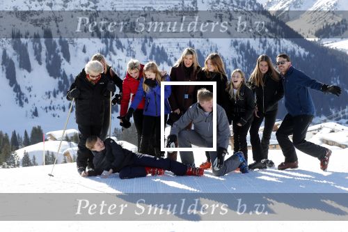 Lech 25 februari 2019
Koning Willem-Alexander, Koningin MÃ¡xima, Prinses Beatrix, Prins Constantijn, Prinses Laurentien en de prinsessen Amalia, Alexia en Ariane samen met Eloise, Leonore en Claus-Casimir tijdens de fotosessie tijdens de wintersportvakantie in Lech.