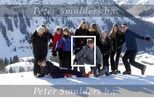 Lech 25 februari 2019
Koning Willem-Alexander, Koningin MÃ¡xima, Prinses Beatrix, Prins Constantijn, Prinses Laurentien en de prinsessen Amalia, Alexia en Ariane samen met Eloise, Leonore en Claus-Casimir tijdens de fotosessie tijdens de wintersportvakantie in Lech.