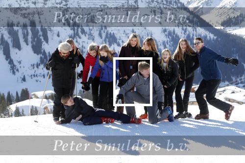 Lech 25 februari 2019
Koning Willem-Alexander, Koningin MÃ¡xima, Prinses Beatrix, Prins Constantijn, Prinses Laurentien en de prinsessen Amalia, Alexia en Ariane samen met Eloise, Leonore en Claus-Casimir tijdens de fotosessie tijdens de wintersportvakantie in Lech.