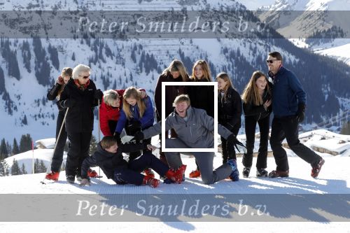 Lech 25 februari 2019
Koning Willem-Alexander, Koningin MÃ¡xima, Prinses Beatrix, Prins Constantijn, Prinses Laurentien en de prinsessen Amalia, Alexia en Ariane samen met Eloise, Leonore en Claus-Casimir tijdens de fotosessie tijdens de wintersportvakantie in Lech.