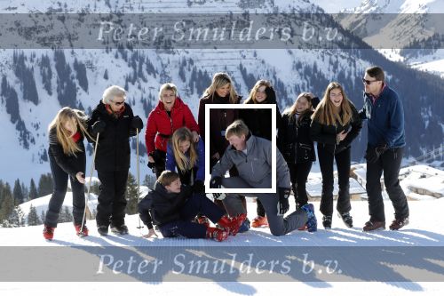 Lech 25 februari 2019
Koning Willem-Alexander, Koningin MÃ¡xima, Prinses Beatrix, Prins Constantijn, Prinses Laurentien en de prinsessen Amalia, Alexia en Ariane samen met Eloise, Leonore en Claus-Casimir tijdens de fotosessie tijdens de wintersportvakantie in Lech.