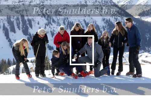 Lech 25 februari 2019
Koning Willem-Alexander, Koningin MÃ¡xima, Prinses Beatrix, Prins Constantijn, Prinses Laurentien en de prinsessen Amalia, Alexia en Ariane samen met Eloise, Leonore en Claus-Casimir tijdens de fotosessie tijdens de wintersportvakantie in Lech.