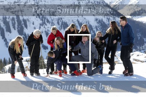 Lech 25 februari 2019
Koning Willem-Alexander, Koningin MÃ¡xima, Prinses Beatrix, Prins Constantijn, Prinses Laurentien en de prinsessen Amalia, Alexia en Ariane samen met Eloise, Leonore en Claus-Casimir tijdens de fotosessie tijdens de wintersportvakantie in Lech.