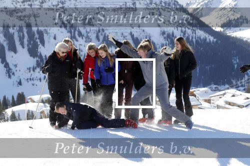 Lech 25 februari 2019
Koning Willem-Alexander, Koningin MÃ¡xima, Prinses Beatrix, Prins Constantijn, Prinses Laurentien en de prinsessen Amalia, Alexia en Ariane samen met Eloise, Leonore en Claus-Casimir tijdens de fotosessie tijdens de wintersportvakantie in Lech.