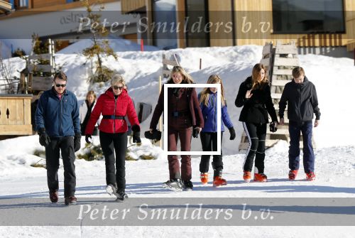 Lech 25 februari 2019
Koning Willem-Alexander, Koningin MÃ¡xima, Prinses Beatrix, Prins Constantijn, Prinses Laurentien en de prinsessen Amalia, Alexia en Ariane samen met Eloise, Leonore en Claus-Casimir tijdens de fotosessie tijdens de wintersportvakantie in Lech.
