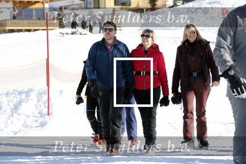 Lech 25 februari 2019
Koning Willem-Alexander, Koningin MÃ¡xima, Prinses Beatrix, Prins Constantijn, Prinses Laurentien en de prinsessen Amalia, Alexia en Ariane samen met Eloise, Leonore en Claus-Casimir tijdens de fotosessie tijdens de wintersportvakantie in Lech.