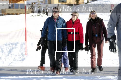 Lech 25 februari 2019
Koning Willem-Alexander, Koningin MÃ¡xima, Prinses Beatrix, Prins Constantijn, Prinses Laurentien en de prinsessen Amalia, Alexia en Ariane samen met Eloise, Leonore en Claus-Casimir tijdens de fotosessie tijdens de wintersportvakantie in Lech.
