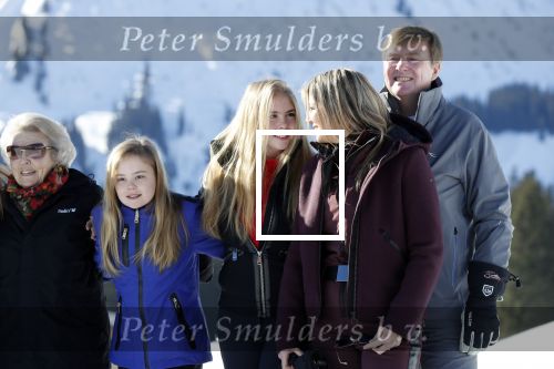 Lech 25 februari 2019
Koning Willem-Alexander, Koningin MÃ¡xima, Prinses Beatrix, Prins Constantijn, Prinses Laurentien en de prinsessen Amalia, Alexia en Ariane samen met Eloise, Leonore en Claus-Casimir tijdens de fotosessie tijdens de wintersportvakantie in Lech.