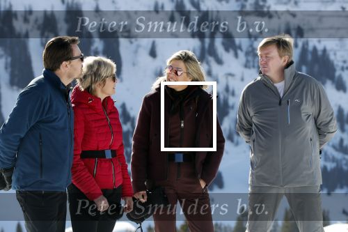 Lech 25 februari 2019
Koning Willem-Alexander, Koningin MÃ¡xima, Prinses Beatrix, Prins Constantijn, Prinses Laurentien en de prinsessen Amalia, Alexia en Ariane samen met Eloise, Leonore en Claus-Casimir tijdens de fotosessie tijdens de wintersportvakantie in Lech.