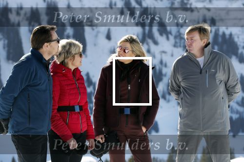 Lech 25 februari 2019
Koning Willem-Alexander, Koningin MÃ¡xima, Prinses Beatrix, Prins Constantijn, Prinses Laurentien en de prinsessen Amalia, Alexia en Ariane samen met Eloise, Leonore en Claus-Casimir tijdens de fotosessie tijdens de wintersportvakantie in Lech.