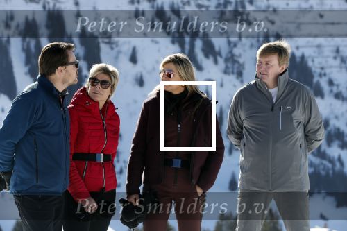 Lech 25 februari 2019
Koning Willem-Alexander, Koningin MÃ¡xima, Prinses Beatrix, Prins Constantijn, Prinses Laurentien en de prinsessen Amalia, Alexia en Ariane samen met Eloise, Leonore en Claus-Casimir tijdens de fotosessie tijdens de wintersportvakantie in Lech.