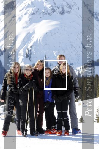 Lech 25 februari 2019
Koning Willem-Alexander, Koningin MÃ¡xima, Prinses Beatrix, Prins Constantijn, Prinses Laurentien en de prinsessen Amalia, Alexia en Ariane samen met Eloise, Leonore en Claus-Casimir tijdens de fotosessie tijdens de wintersportvakantie in Lech.