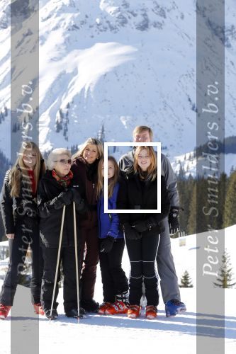 Lech 25 februari 2019
Koning Willem-Alexander, Koningin MÃ¡xima, Prinses Beatrix, Prins Constantijn, Prinses Laurentien en de prinsessen Amalia, Alexia en Ariane samen met Eloise, Leonore en Claus-Casimir tijdens de fotosessie tijdens de wintersportvakantie in Lech.