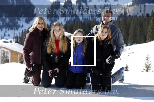 Lech 25 februari 2019
Koning Willem-Alexander, Koningin MÃ¡xima, Prinses Beatrix, Prins Constantijn, Prinses Laurentien en de prinsessen Amalia, Alexia en Ariane samen met Eloise, Leonore en Claus-Casimir tijdens de fotosessie tijdens de wintersportvakantie in Lech.