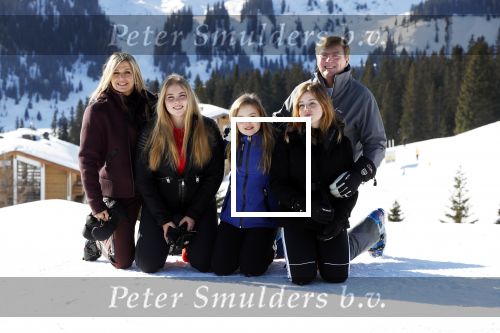 Lech 25 februari 2019
Koning Willem-Alexander, Koningin MÃ¡xima, Prinses Beatrix, Prins Constantijn, Prinses Laurentien en de prinsessen Amalia, Alexia en Ariane samen met Eloise, Leonore en Claus-Casimir tijdens de fotosessie tijdens de wintersportvakantie in Lech.