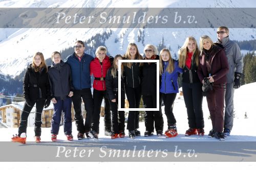 Lech 25 februari 2019
Koning Willem-Alexander, Koningin MÃ¡xima, Prinses Beatrix, Prins Constantijn, Prinses Laurentien en de prinsessen Amalia, Alexia en Ariane samen met Eloise, Leonore en Claus-Casimir tijdens de fotosessie tijdens de wintersportvakantie in Lech.
