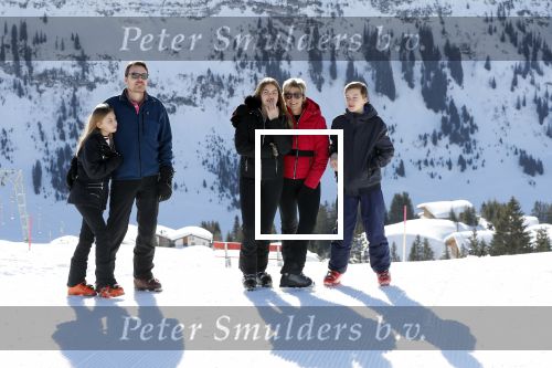 Lech 25 februari 2019
Koning Willem-Alexander, Koningin MÃ¡xima, Prinses Beatrix, Prins Constantijn, Prinses Laurentien en de prinsessen Amalia, Alexia en Ariane samen met Eloise, Leonore en Claus-Casimir tijdens de fotosessie tijdens de wintersportvakantie in Lech.