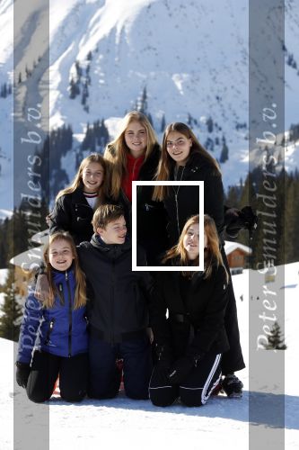 Lech 25 februari 2019
Koning Willem-Alexander, Koningin MÃ¡xima, Prinses Beatrix, Prins Constantijn, Prinses Laurentien en de prinsessen Amalia, Alexia en Ariane samen met Eloise, Leonore en Claus-Casimir tijdens de fotosessie tijdens de wintersportvakantie in Lech.