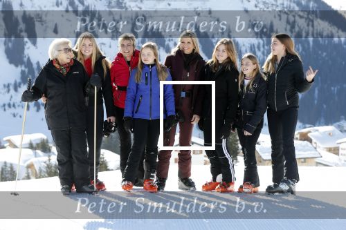 Lech 25 februari 2019
Koning Willem-Alexander, Koningin MÃ¡xima, Prinses Beatrix, Prins Constantijn, Prinses Laurentien en de prinsessen Amalia, Alexia en Ariane samen met Eloise, Leonore en Claus-Casimir tijdens de fotosessie tijdens de wintersportvakantie in Lech.