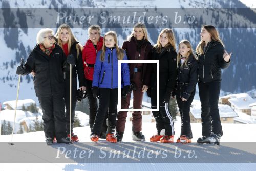 Lech 25 februari 2019
Koning Willem-Alexander, Koningin MÃ¡xima, Prinses Beatrix, Prins Constantijn, Prinses Laurentien en de prinsessen Amalia, Alexia en Ariane samen met Eloise, Leonore en Claus-Casimir tijdens de fotosessie tijdens de wintersportvakantie in Lech.