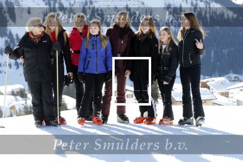 Lech 25 februari 2019
Koning Willem-Alexander, Koningin MÃ¡xima, Prinses Beatrix, Prins Constantijn, Prinses Laurentien en de prinsessen Amalia, Alexia en Ariane samen met Eloise, Leonore en Claus-Casimir tijdens de fotosessie tijdens de wintersportvakantie in Lech.