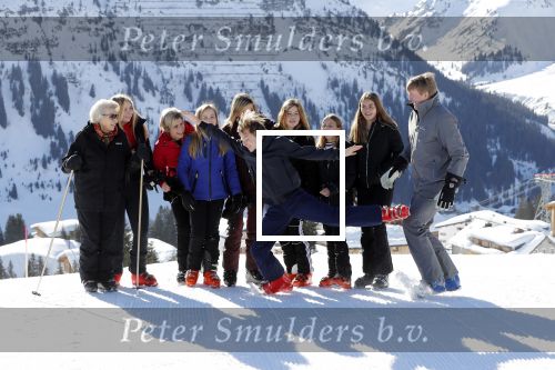 Lech 25 februari 2019
Koning Willem-Alexander, Koningin MÃ¡xima, Prinses Beatrix, Prins Constantijn, Prinses Laurentien en de prinsessen Amalia, Alexia en Ariane samen met Eloise, Leonore en Claus-Casimir tijdens de fotosessie tijdens de wintersportvakantie in Lech.