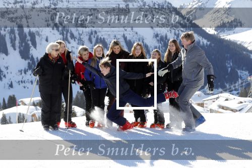 Lech 25 februari 2019
Koning Willem-Alexander, Koningin MÃ¡xima, Prinses Beatrix, Prins Constantijn, Prinses Laurentien en de prinsessen Amalia, Alexia en Ariane samen met Eloise, Leonore en Claus-Casimir tijdens de fotosessie tijdens de wintersportvakantie in Lech.