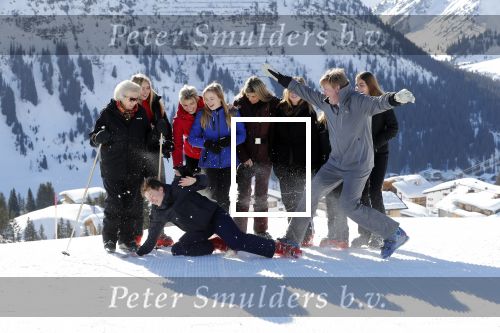 Lech 25 februari 2019
Koning Willem-Alexander, Koningin MÃ¡xima, Prinses Beatrix, Prins Constantijn, Prinses Laurentien en de prinsessen Amalia, Alexia en Ariane samen met Eloise, Leonore en Claus-Casimir tijdens de fotosessie tijdens de wintersportvakantie in Lech.