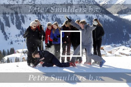 Lech 25 februari 2019
Koning Willem-Alexander, Koningin MÃ¡xima, Prinses Beatrix, Prins Constantijn, Prinses Laurentien en de prinsessen Amalia, Alexia en Ariane samen met Eloise, Leonore en Claus-Casimir tijdens de fotosessie tijdens de wintersportvakantie in Lech.