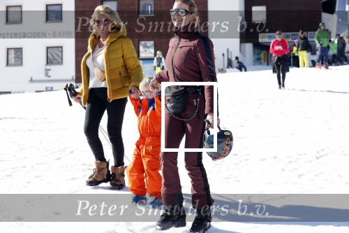 Oberlech 25 februari 2019
Lieke v Lexmond op skivakantie met haar man Bas v Veggel en hun zoontje Vik.
Ook de moeder van Bas en haar partner zijn erbij.
