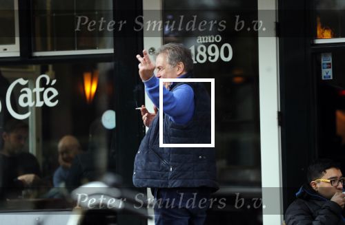 Amstelveen 2 maart 2019
Maarten Spanjer staat bij cafe 1890 neen sigaretje te roken. middelvinger