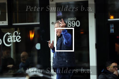 Amstelveen 2 maart 2019
Maarten Spanjer staat bij cafe 1890 neen sigaretje te roken. middelvinger