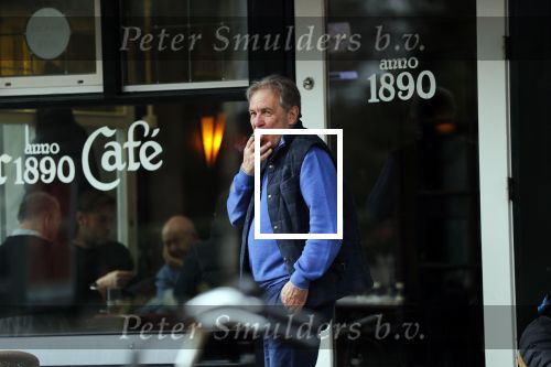 Amstelveen 2 maart 2019
Maarten Spanjer staat bij cafe 1890 neen sigaretje te roken.