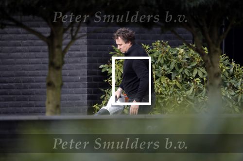 Blaricum 9 februari 2019
Marco Borsato met bladerenblower bij zijn huis. Daarna gaat hij lunchen met zijn vrouw Leontine Borsato
