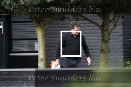 Blaricum 9 februari 2019
Marco Borsato met bladerenblower bij zijn huis. Daarna gaat hij lunchen met zijn vrouw Leontine Borsato