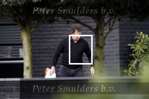 Blaricum 9 februari 2019
Marco Borsato met bladerenblower bij zijn huis. Daarna gaat hij lunchen met zijn vrouw Leontine Borsato
